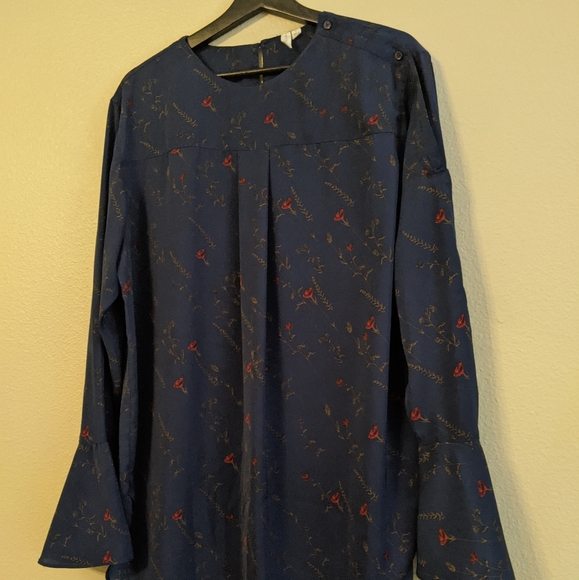 Treasure & Bond bell sleeve Navy floral rose print blouse EUC Large - Picture 9 of 9